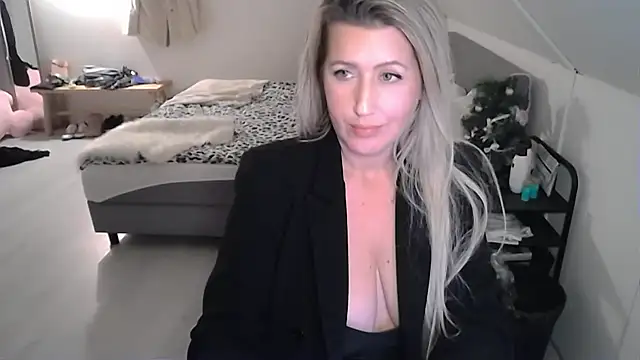 Snapshot of TessToy chatting on December 2024 05:55:02 PM TessToy online show from December 2024 05:55:02 PM