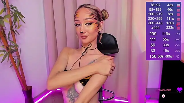 Snapshot of Bella-White chatting on October 2025 01:11:01 PM Bella-White online show from October 2025 01:11:01 PM