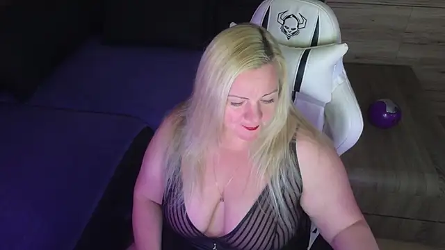 Snapshot of MolligSpielle chatting on October 2025 07:54:01 PM MolligSpielle online show from October 2025 07:54:01 PM