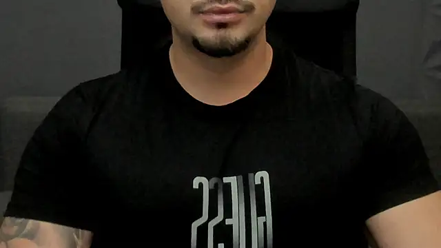 Snapshot of TonyWilcox chatting on November 2025 06:03:02 AM TonyWilcox online show from November 2025 06:03:02 AM