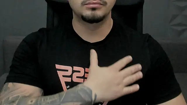 Snapshot of TonyWilcox chatting on November 2025 06:13:02 AM TonyWilcox online show from November 2025 06:13:02 AM