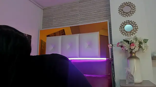 ShaniaBrownn online show from November 2025 07:57:02 PM