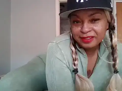 Snapshot of MSweetLindaParks chatting on December 2024 01:39:01 PM MSweetLindaParks online show from December 2024 01:39:01 PM