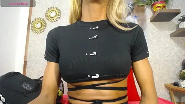 Snapshot of SexyLindaBig chatting on October 2025 03:08:02 PM SexyLindaBig online show from October 2025 03:08:02 PM