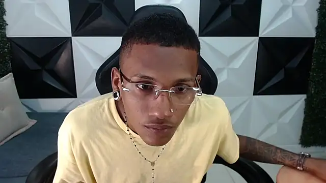 Snapshot of ManSant chatting on January 2025 02:25:01 PM ManSant online show from January 2025 02:25:01 PM