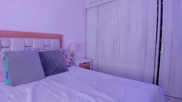 mia hank online show from October 2025 12:00:02 PM