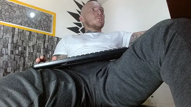 Snapshot of stripnolimits chatting on October 2025 05:44:02 PM stripnolimits online show from October 2025 05:44:02 PM