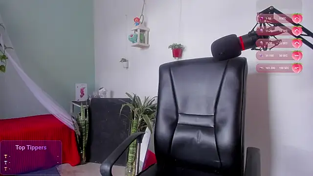 Snapshot of dinamita_Blair chatting on November 2025 05:45:02 PM dinamita Blair online show from November 2025 05:45:02 PM