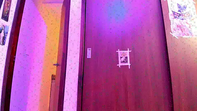 Snapshot of _Lunnaa_ chatting on October 2025 11:05:01 PM Lunnaa online show from October 2025 11:05:01 PM