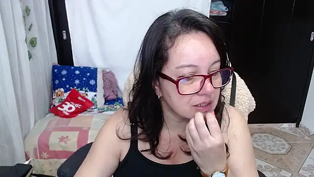 Sonialorens  online show from December 2024 01:43:02 PM