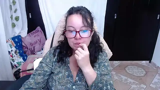 Sonialorens  online show from December 2024 02:28:01 PM