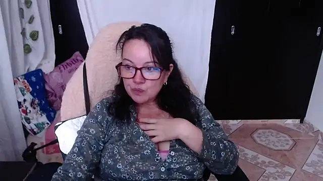 Sonialorens  online show from December 2024 05:31:02 PM