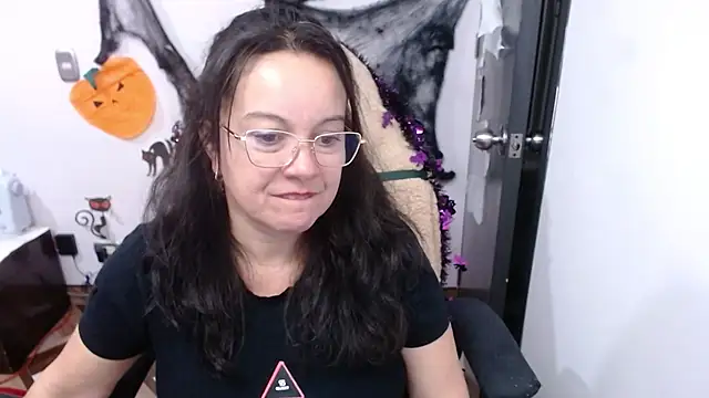 Sonialorens  online show from November 2025 11:18:02 PM