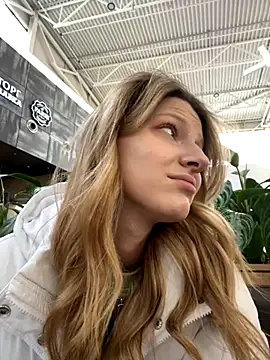 Snapshot of MaryHiggins chatting on October 2025 01:01:02 PM MaryHiggins online show from October 2025 01:01:02 PM