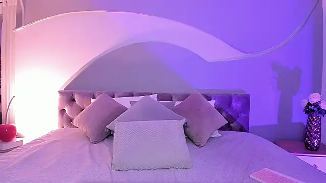 Nicolle W online show from March 2025 12:01:01 PM