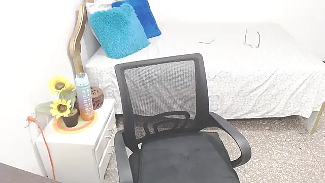 emiliaa hot online show from December 2024 12:18:01 AM