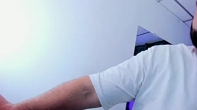 Snapshot of Beerbear_boy chatting on December 2024 01:06:01 PM Beerbear boy online show from December 2024 01:06:01 PM