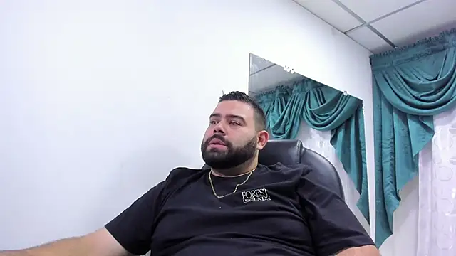 Snapshot of Beerbear_boy chatting on December 2024 01:45:02 PM Beerbear boy online show from December 2024 01:45:02 PM