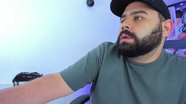 Snapshot of Beerbear_boy chatting on February 2025 10:37:02 PM Beerbear boy online show from February 2025 10:37:02 PM