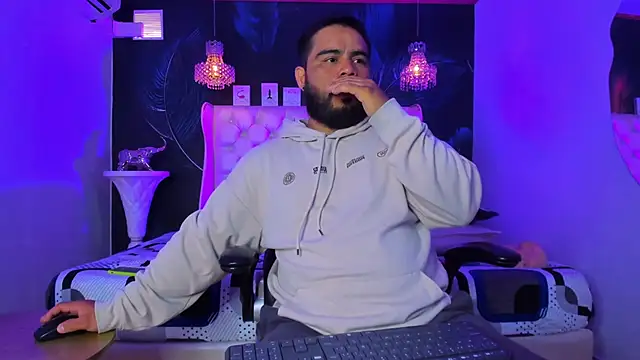 Snapshot of MichaelBear_ chatting on October 2025 01:42:02 PM MichaelBear online show from October 2025 01:42:02 PM