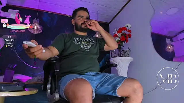 Snapshot of MichaelBear_ chatting on October 2025 01:43:02 PM MichaelBear online show from October 2025 01:43:02 PM