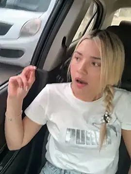 Snapshot of Sarita-candy chatting on January 2025 04:43:02 PM Sarita-candy online show from January 2025 04:43:02 PM