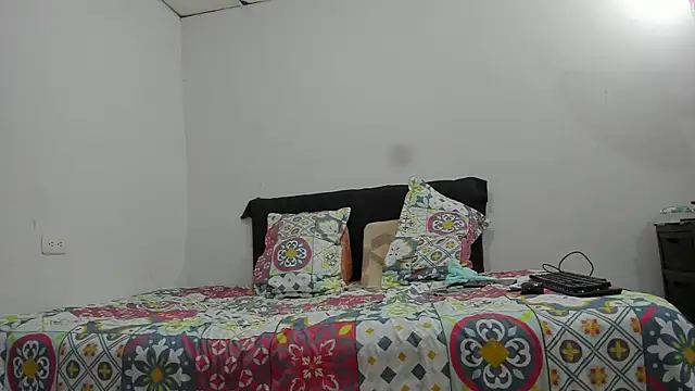 Snapshot of Andrewandzoe chatting on February 2025 12:17:01 AM Andrewandzoe online show from February 2025 12:17:01 AM