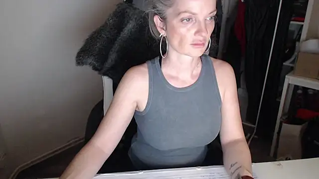 Snapshot of Sabdeluxe chatting on January 2025 06:40:01 PM Sabdeluxe online show from January 2025 06:40:01 PM