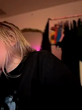 Snapshot of PiggyRose chatting on October 2025 12:27:01 AM PiggyRose online show from October 2025 12:27:01 AM