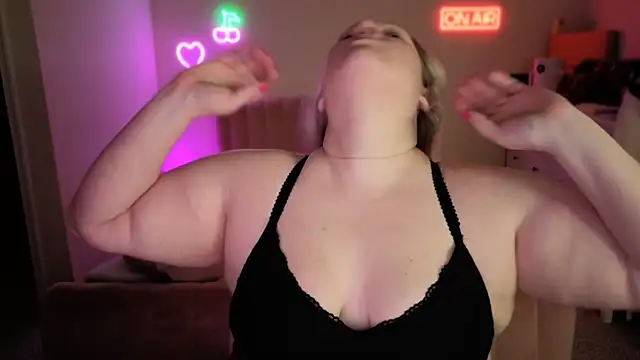 Snapshot of PiggyRose chatting on November 2025 02:32:01 AM PiggyRose online show from November 2025 02:32:01 AM