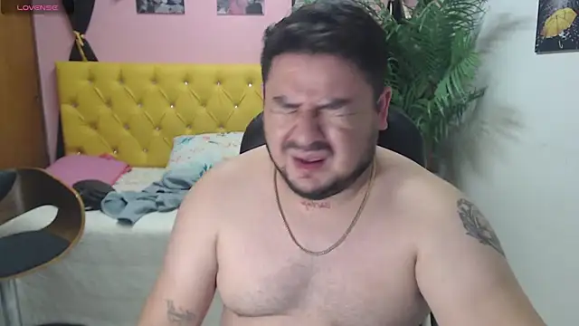 Snapshot of oso_dirty_ chatting on February 2025 05:26:02 PM oso dirty online show from February 2025 05:26:02 PM