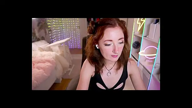 Snapshot of Cissy_Glitter chatting on November 2025 08:09:01 PM Cissy Glitter online show from November 2025 08:09:01 PM