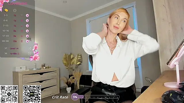 Snapshot of HotyPlays chatting on October 2025 02:18:01 PM HotyPlays online show from October 2025 02:18:01 PM