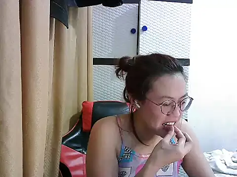 Snapshot of crizzybel chatting on October 2025 12:11:01 PM crizzybel online show from October 2025 12:11:01 PM