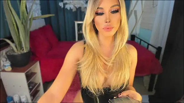 Snapshot of Laura_yourhottestbabe123 chatting on November 2025 03:39:02 AM Laura yourhottestbabe123 online show from November 2025 03:39:02 AM