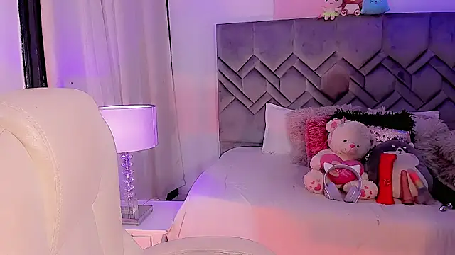 LeyXandrabraz online show from December 2024 08:25:02 PM