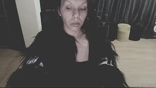 Snapshot of GoldenSasha chatting on October 2025 11:05:01 PM GoldenSasha online show from October 2025 11:05:01 PM