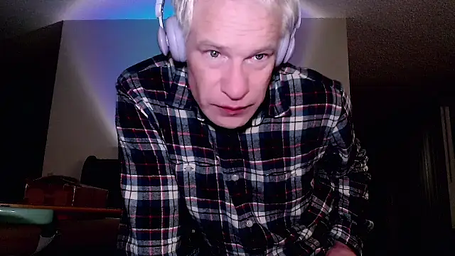 Snapshot of Snarfle82 chatting on October 2025 04:40:02 AM Snarfle82 online show from October 2025 04:40:02 AM