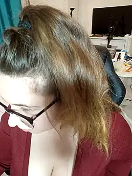 Snapshot of DienkaGreen chatting on November 2025 05:08:02 AM DienkaGreen online show from November 2025 05:08:02 AM