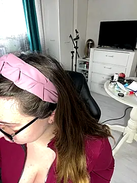 Snapshot of DienkaGreen chatting on November 2025 11:32:01 AM DienkaGreen online show from November 2025 11:32:01 AM