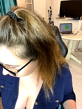 Snapshot of DienkaGreen chatting on November 2025 06:35:02 PM DienkaGreen online show from November 2025 06:35:02 PM