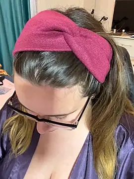 Snapshot of DienkaGreen chatting on November 2025 08:08:02 AM DienkaGreen online show from November 2025 08:08:02 AM