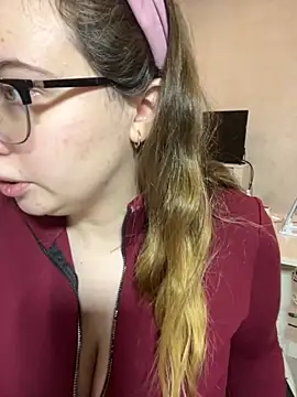 Snapshot of DienkaGreen chatting on November 2025 04:23:02 AM DienkaGreen online show from November 2025 04:23:02 AM