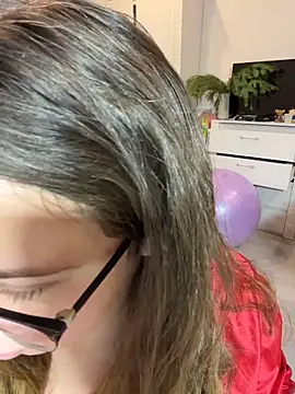 Snapshot of DienkaGreen chatting on December 2025 04:40:01 AM DienkaGreen online show from December 2025 04:40:01 AM