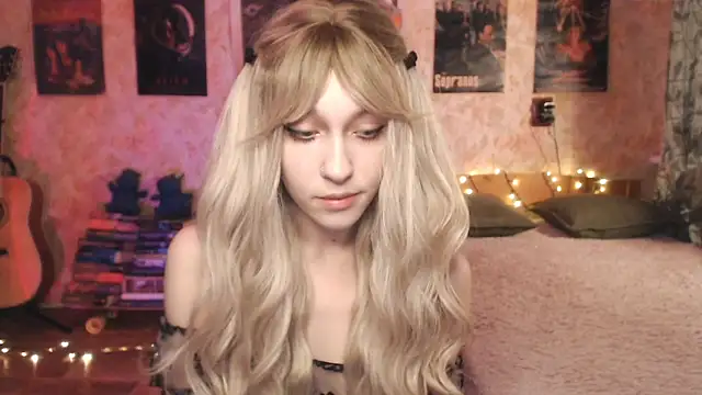 Snapshot of Friendly_Ellie chatting on January 2025 12:12:01 AM Friendly Ellie online show from January 2025 12:12:01 AM