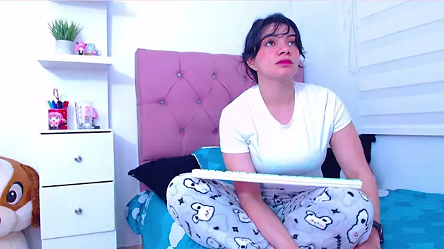 Snapshot of Vannessa__Shy chatting on September 2025 11:29:01 PM Vannessa Shy online show from September 2025 11:29:01 PM