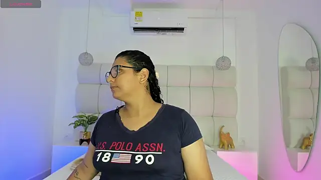 DanielleEvans  online show from October 2025 11:29:01 AM