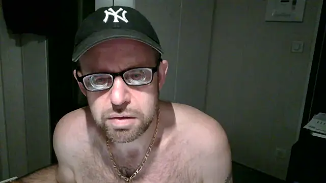 Snapshot of FABIOGLASSES chatting on September 2025 09:47:02 PM FABIOGLASSES online show from September 2025 09:47:02 PM