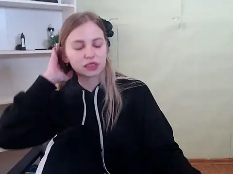 Snapshot of klerkarina chatting on March 2025 06:03:02 AM klerkarina online show from March 2025 06:03:02 AM