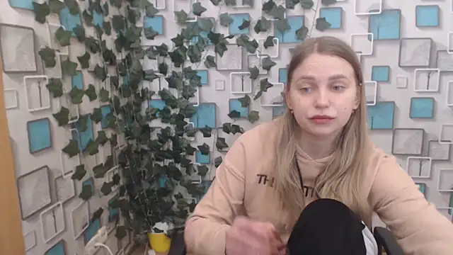 Snapshot of klerkarina chatting on March 2025 06:03:02 AM klerkarina online show from March 2025 06:03:02 AM